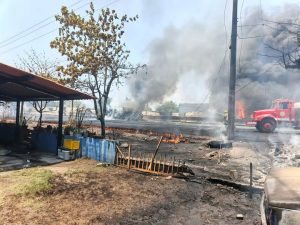 Tragedia en la autopista Colima–Manzanillo: volcadura e incendio de pipa deja una víctima fatal